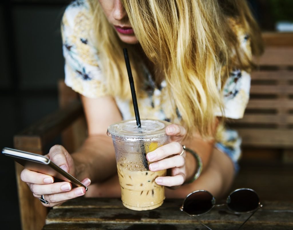 cup, drink, girl, communicate, woman, smartphone, mobile phone, communication, women, sitting, beverage-2218405.jpg